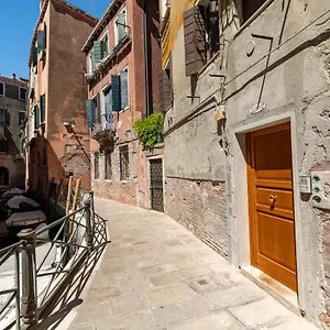  Apartment Querini Suite-balcony On Canal, Close To San Marco